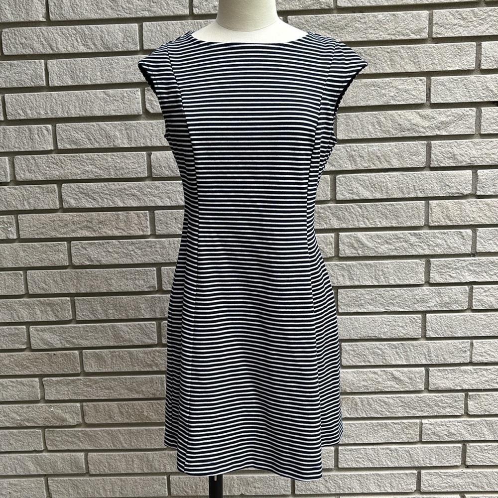 GAP Black and White Striped Capped Sleeve Dress Size Sz 6